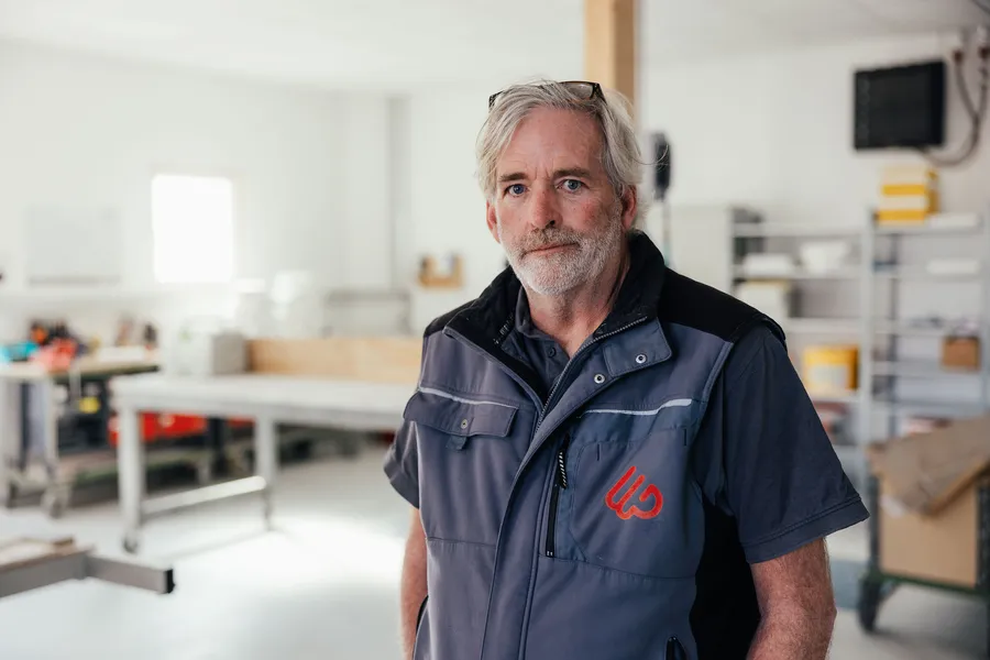 Tom, Teamleiter Trockenbau, in der Werkstatt