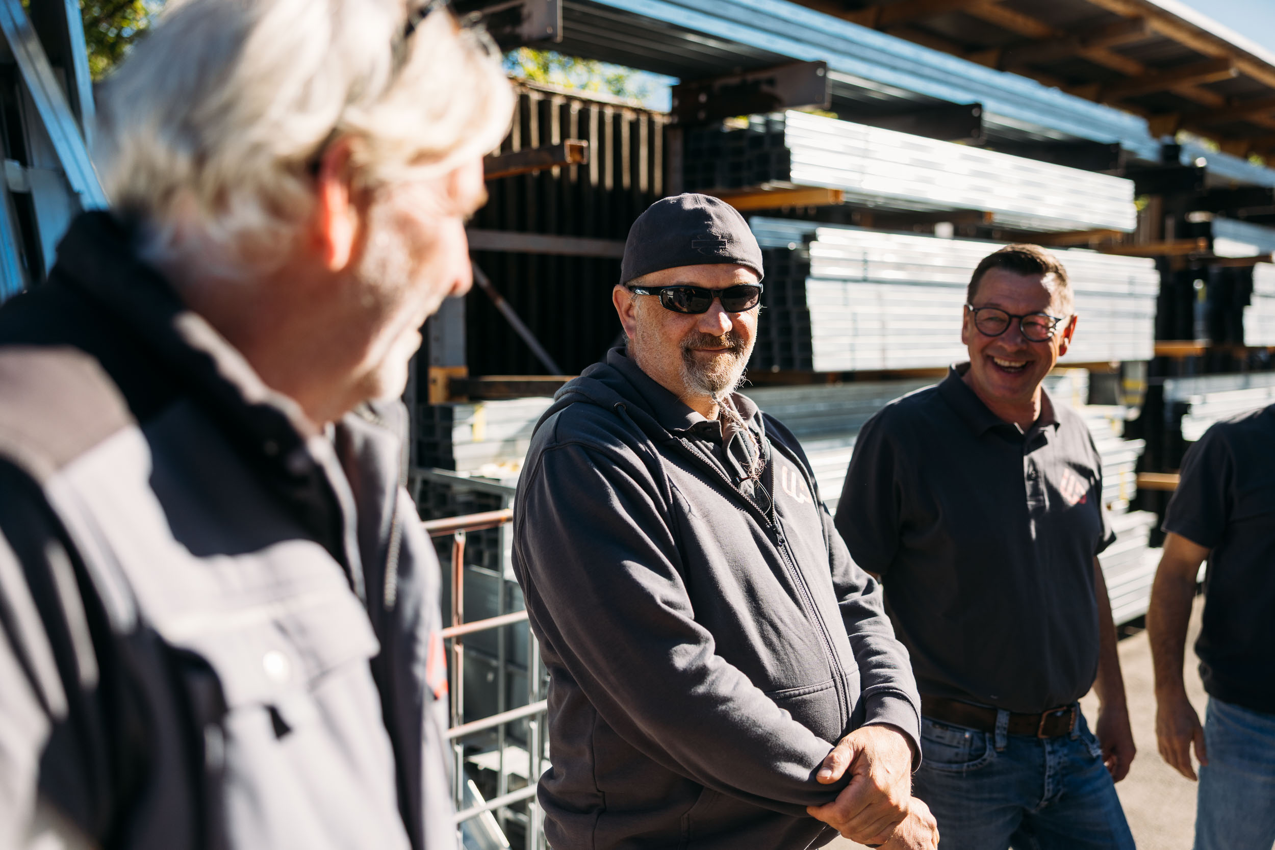 Teamgespräch auf dem Firmenhof